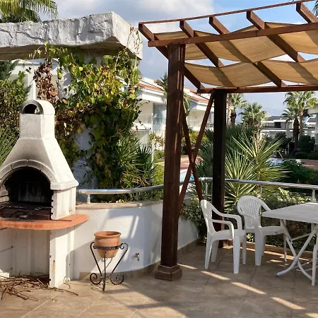 Luxury In Award Winning Private, Small Community Location شقة *